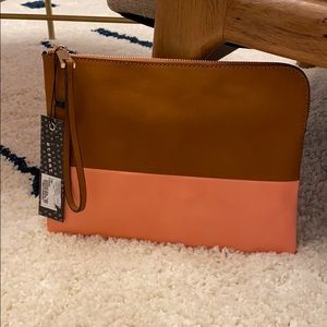 Large clutch with zipper